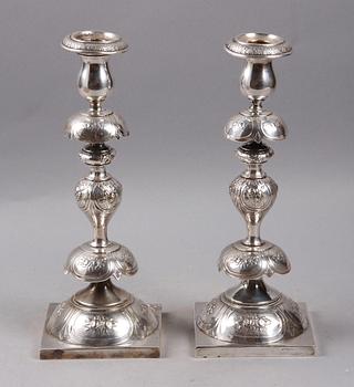 LJUSSTAKAR, ett par, nysilver, rokokostil, Norblin & Co, Warsawa, Polen, 1900-talets första hälft.