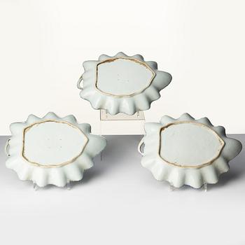 Fat, tre stycken, porslin. Qingdynastin, Qianlong (1736-95).