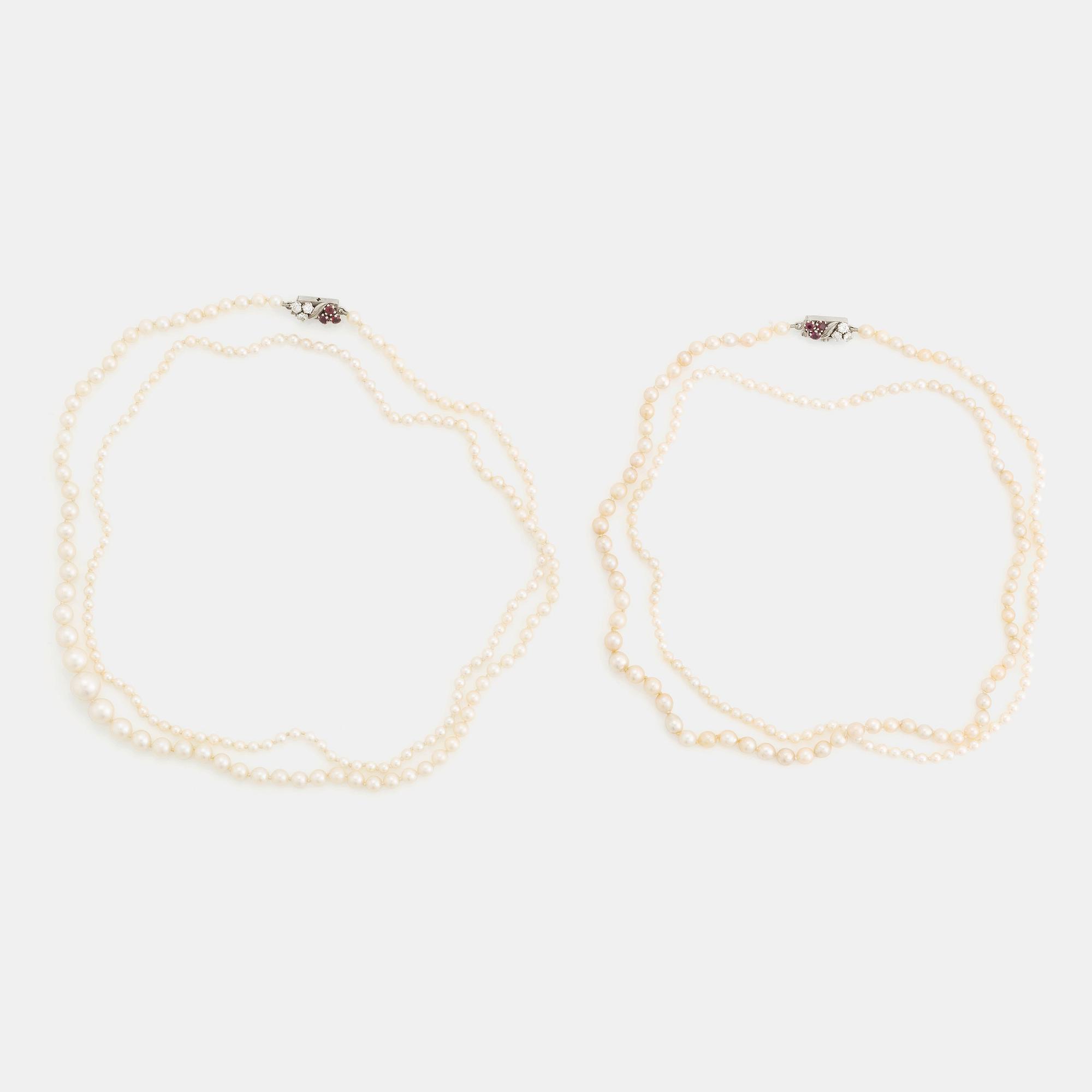 WA Bolin två collier odlade pärlor lås 18K vitguld med runda briljantslipade diamanter och rubiner.