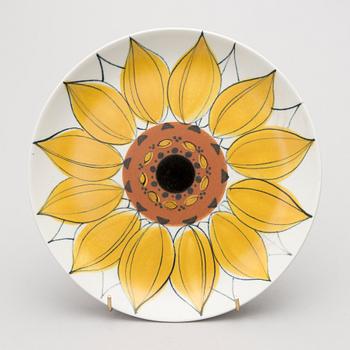 KAARINA AHO, A set of six faience "Sunflower" plates, model AR for Arabia, in production 1960-75.