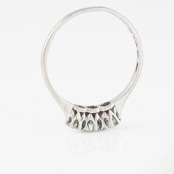 RING, 18K vitguld med 3 briljantslipade diamanter 0.51 ct, kattfotstämplad. Vikt 2,8 gram.
