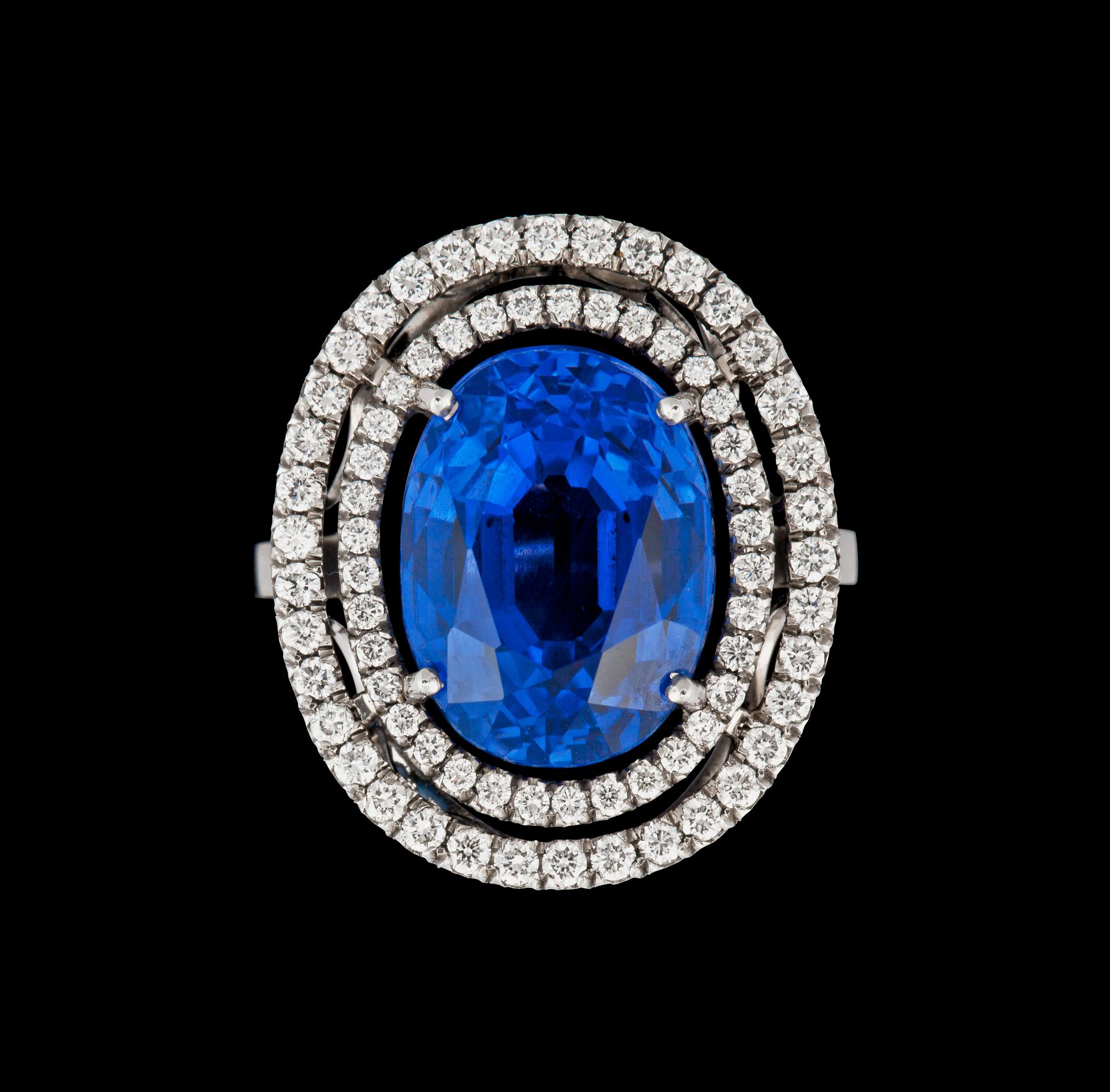 RING med obehandlad ceylon safir 11.84 ct samt briljantslipade diamanter totalt ca 0.70 ct.