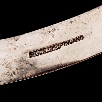 ARMRING, sterlingsilver med 9 fasettslipade bergkristaller, Kupittaan Kulta, Finland. Vikt 32 g.