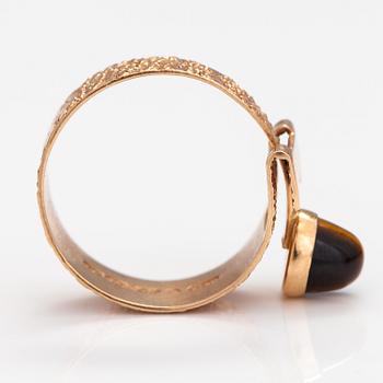 A 14K gold ring with a tiger's eye. Jalosepot Oy, Lahti 1968.