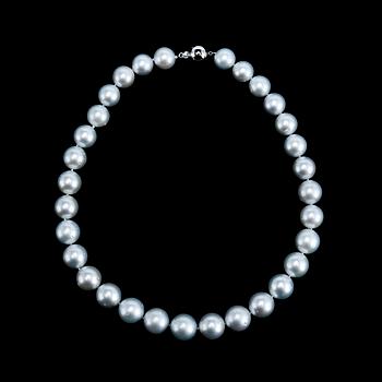 70. A NECKLACE, 31 South Sea pearls Ø 13 - 16 mm.