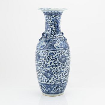 A large Chinese porcelain vase, late Qing Dynasty.