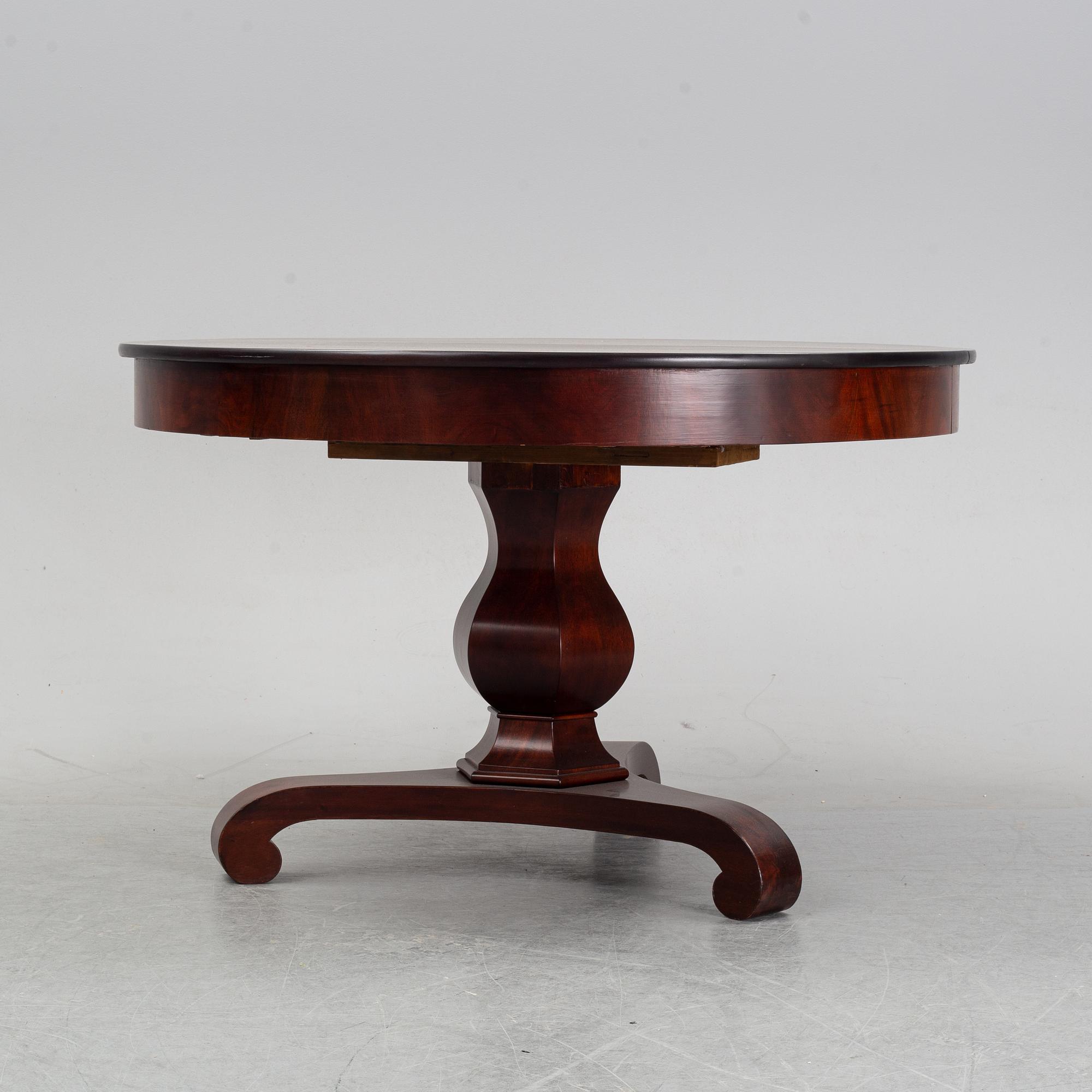 A Karl-Johan style dining table, first half of the 20th century.