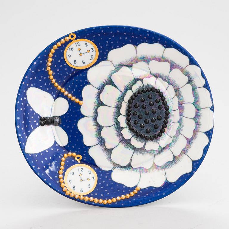 Birger Kaipiainen, A footed ceramic plate. Signed Birger Kaipiainen, Arabia Finland.