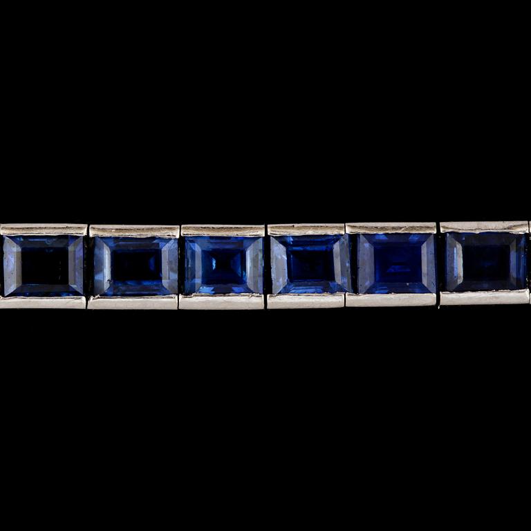 A blue carré cut sapphire bracelet, tot. app. 10 cts.