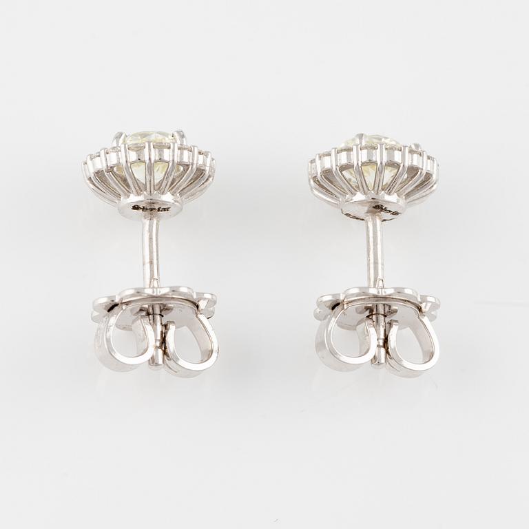 A pair of earrings in 18K white gold with round brilliant-cut diamonds.