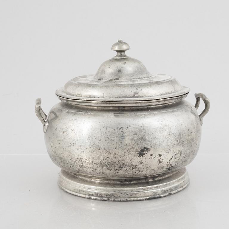 A pewter dish with cover, 19th century.