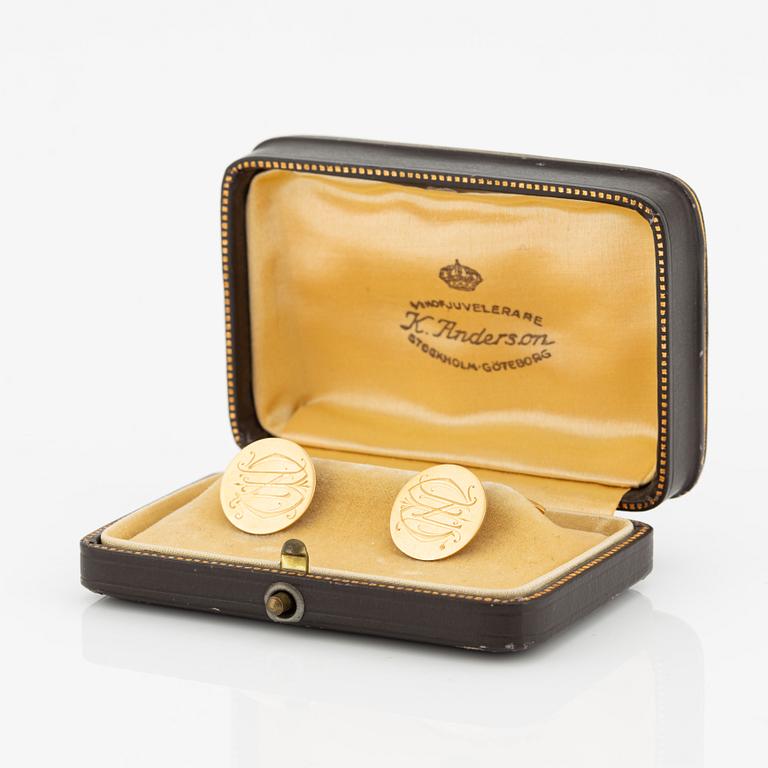 A pair of 18K gold cufflinks.