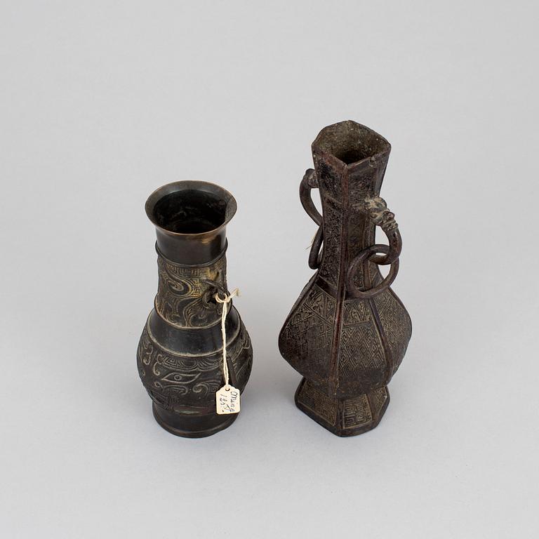 Two bronze vases, Qing dynasty, 19th Century.