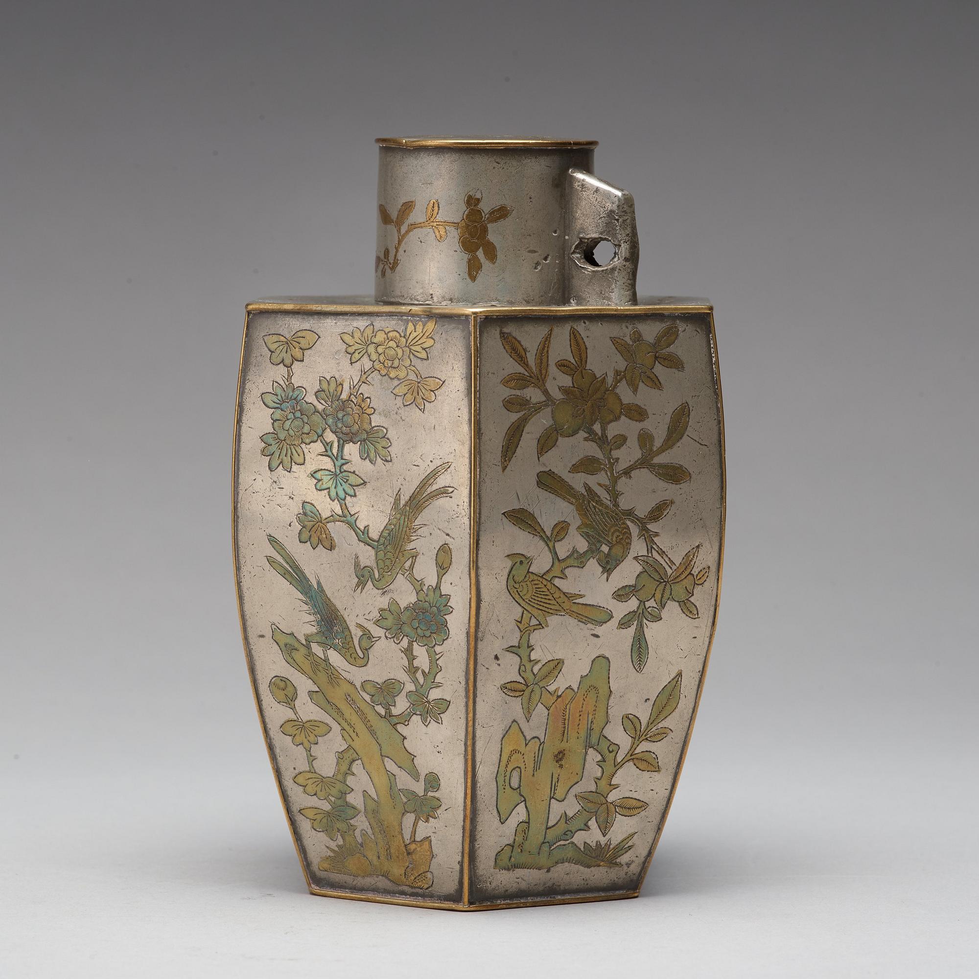 TEKRUKA, tenn med förgylld dekor. Qingdynastin, 1700-tal.