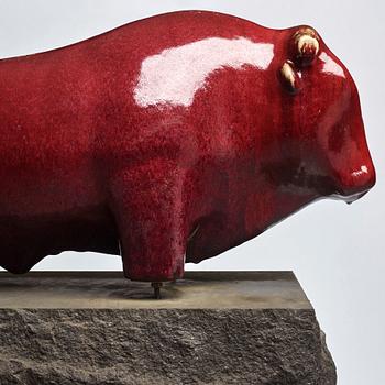 Ulla & Gustav Kraitz, a stoneware sculpture of a bull, Förslöv, Sweden, on a diabase pedestal.