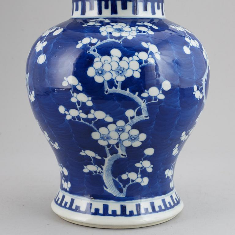 A blue and white jar cover, Qing dynasty, first half of 20th Century.
