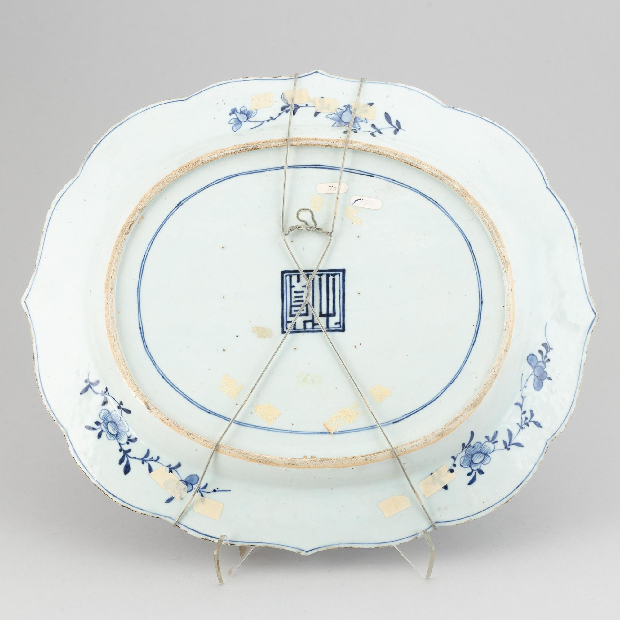 A Chinese porcelain serving dish, Qianlong (1736-95).