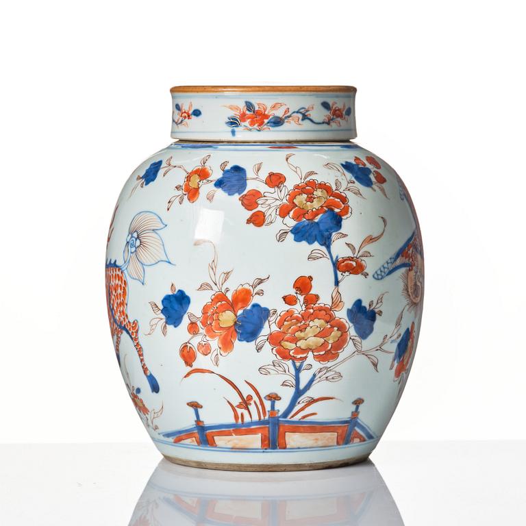 An imari jar with cover, Qing dynasty, Kangxi (1662-1722).