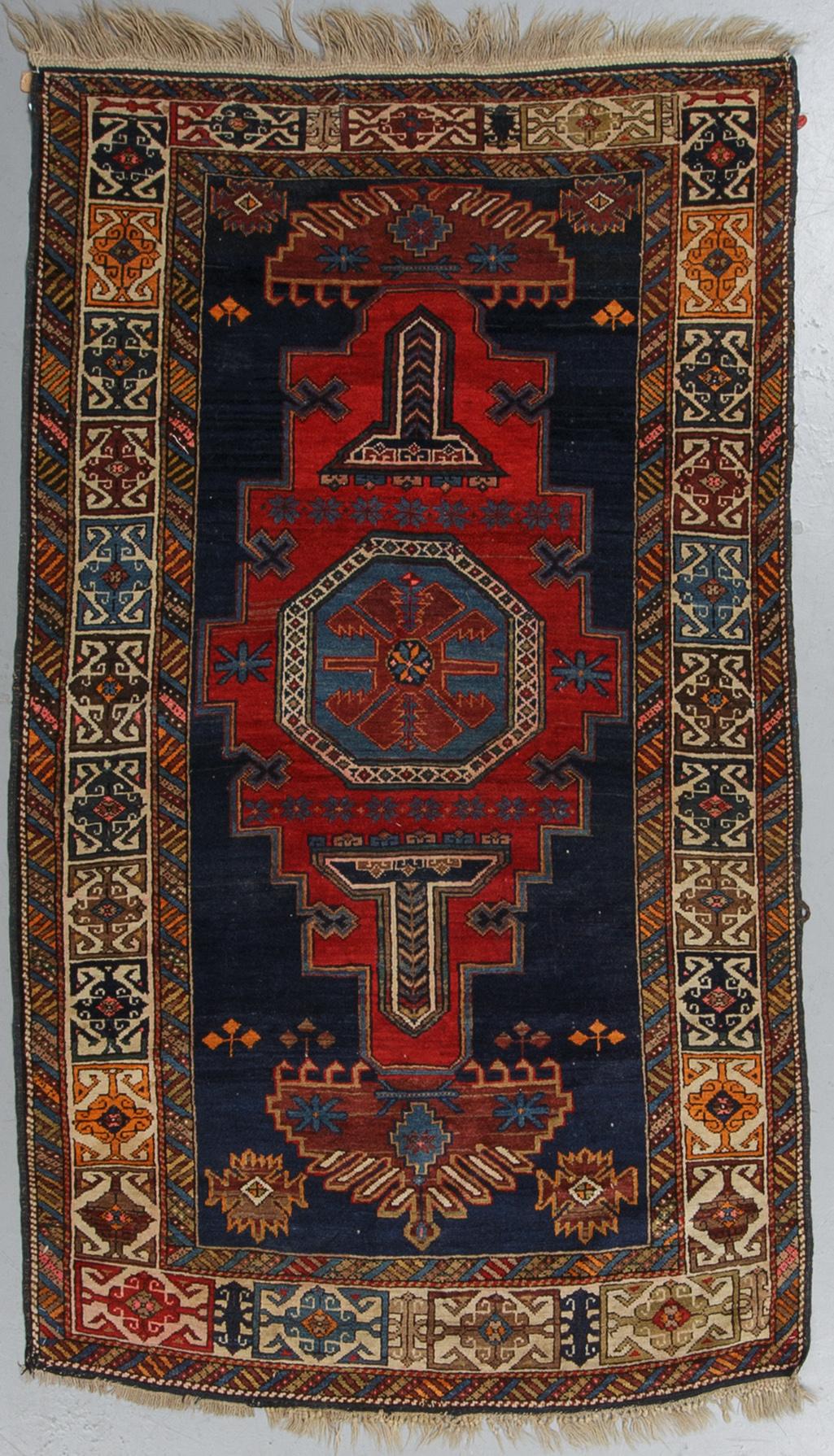 Matta, semiantik Shirvan, ca 196,5-201,5 x 117-122 cm.