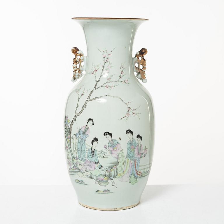 A porcelain vase, China, republic, 20th century.
