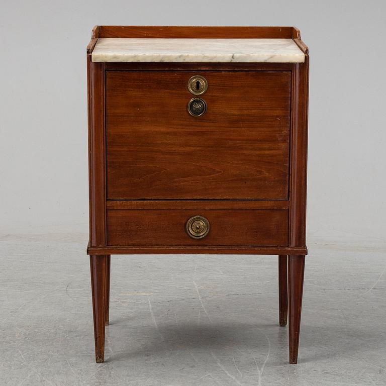A Swedish late Gustavian mahogany with marble top bedside table, ca 1800.