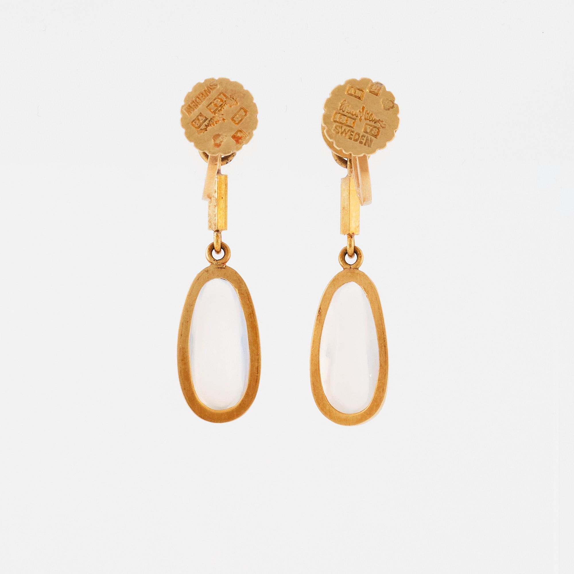 Wiwen Nilsson, ett par örhängen 18K guld med cabochonslipade månstenar, Lund 1947.