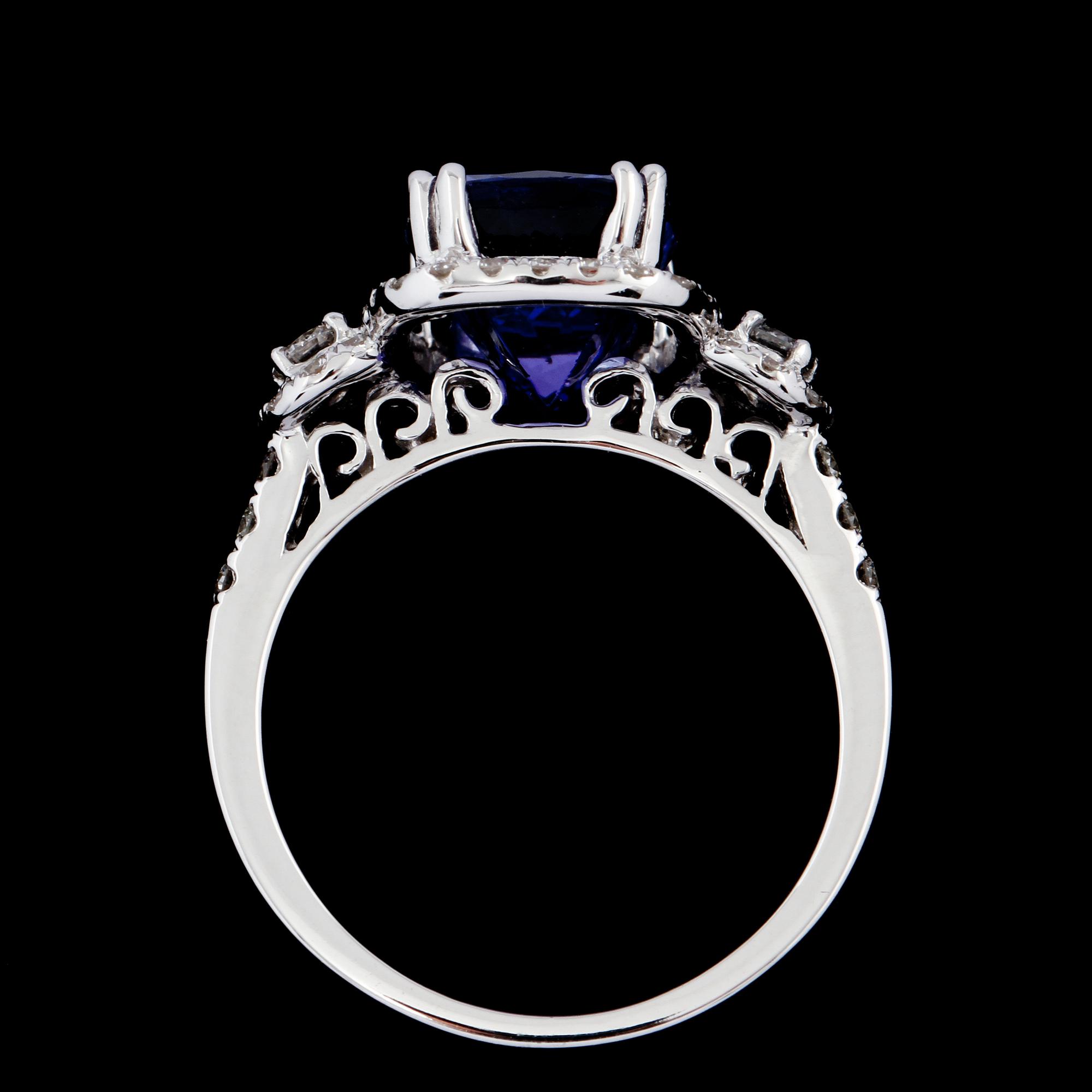 RING, 18k vitguld med fasettslipad tanzanit, 3.80 ct samt briljantslipade diamanter, 0.49 ct. Vikt 4,5 g.