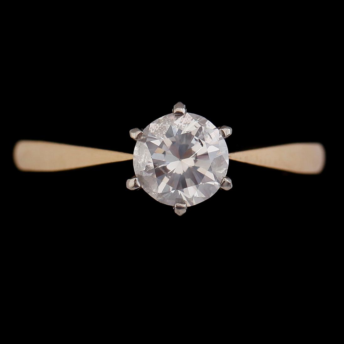 RING, 14 k tvåfärgat guld, briljantslipad diamant ca 0.72 ct. Vikt ca 2,4 g.