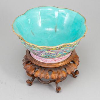 A group of three famille rose bowls and a dish, late Qing dynasty, circa 1900.