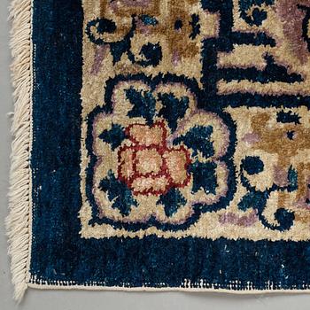 A RUG, an antique Chinese/Khotan, ca 164,5 x 105,5 cm.