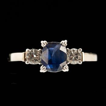 RING, 18k vitguld med safir samt två briljantslipade diamanter ca 0,30ct. Vikt ca 2g.