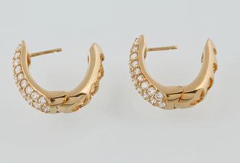 ÖRHÄNGEN, 18K guld med 56 briljantslipade diamanter, 1.44 ct.  Vikt 7,1 gram.