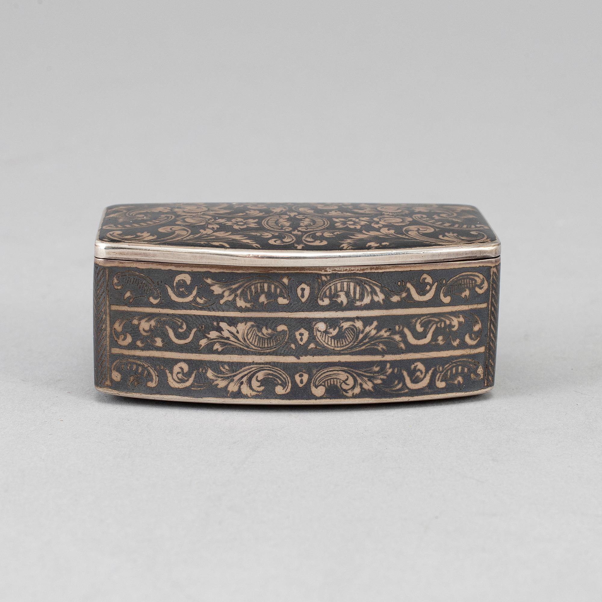 A Russian 19th century parcel-gilt silver and niello snuff box, mark of N. Michaelov, Moscow 1848.