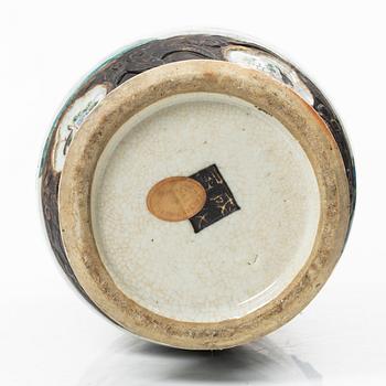 Golvurna, porslin, Kina, sen Qingdynasti, omkring år 1900.