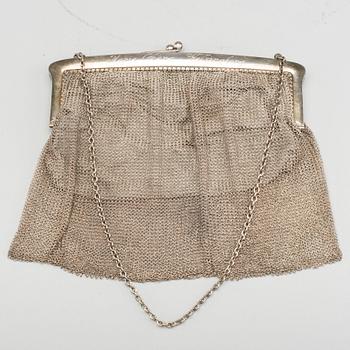 A SILVER EWENING BAG.