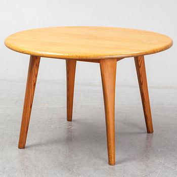 A Swedish 1960s pinewood round sofa table, design CARL MALMSTEN.