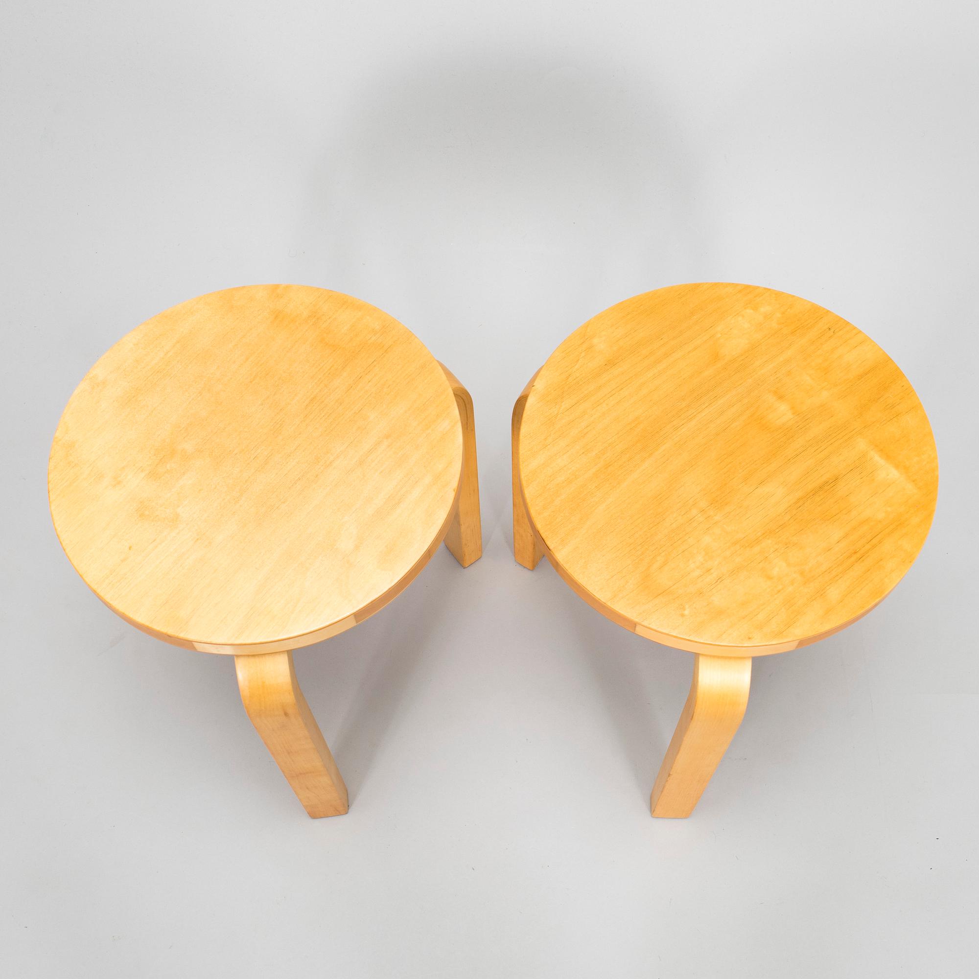 Alvar Aalto, jakkaroita, 2 kpl, E60, Artek 1960-luku.