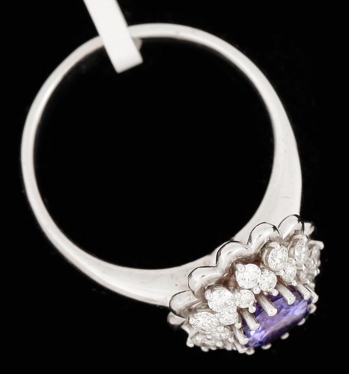 RING, 18k vitguld med tanzanit ca 0,95ct samt briljantslipade diamater tot ca 0,56ct. Vikt ca 5,81 gram.