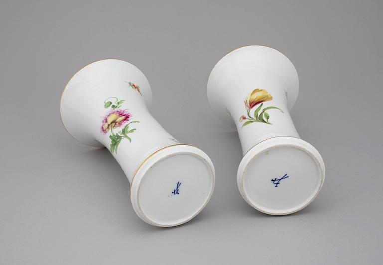 VASER, ett par, porslin, Meissen, 1900-talets andra hälft.