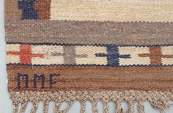 CARPET. "Ljusa mattan". Flat weave (rölakan). 411,5 x 313 cm. Signed MMF.