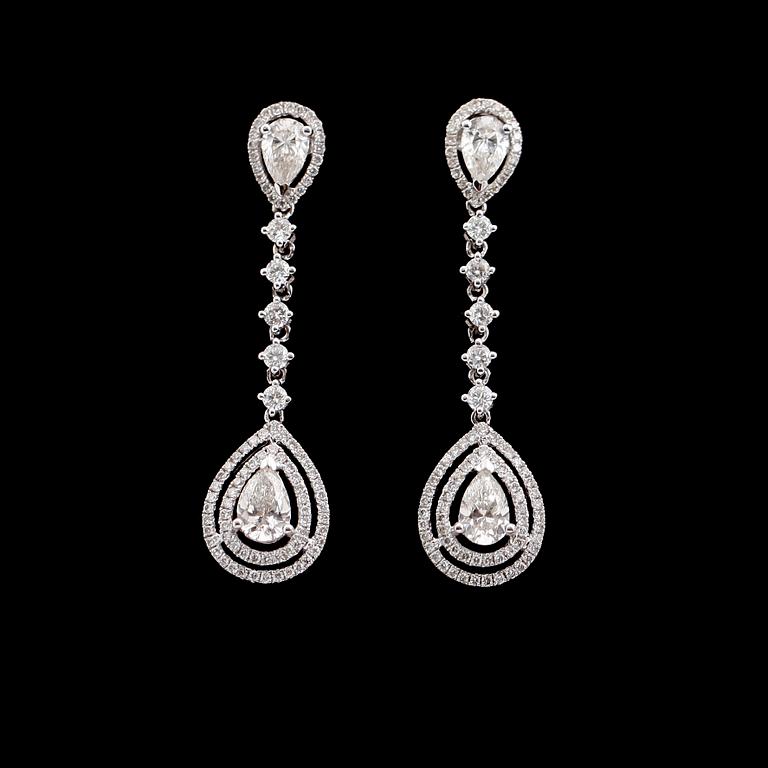 ÖRHÄNGEN, 1 par, 18 k vitguld, briljantslipade diamanter tot 2.39 ct.