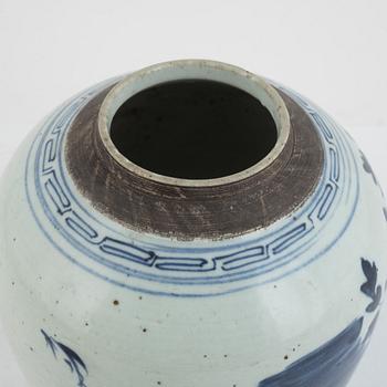 A Chinese jar with cover, Qing dynasty, 19th Century.