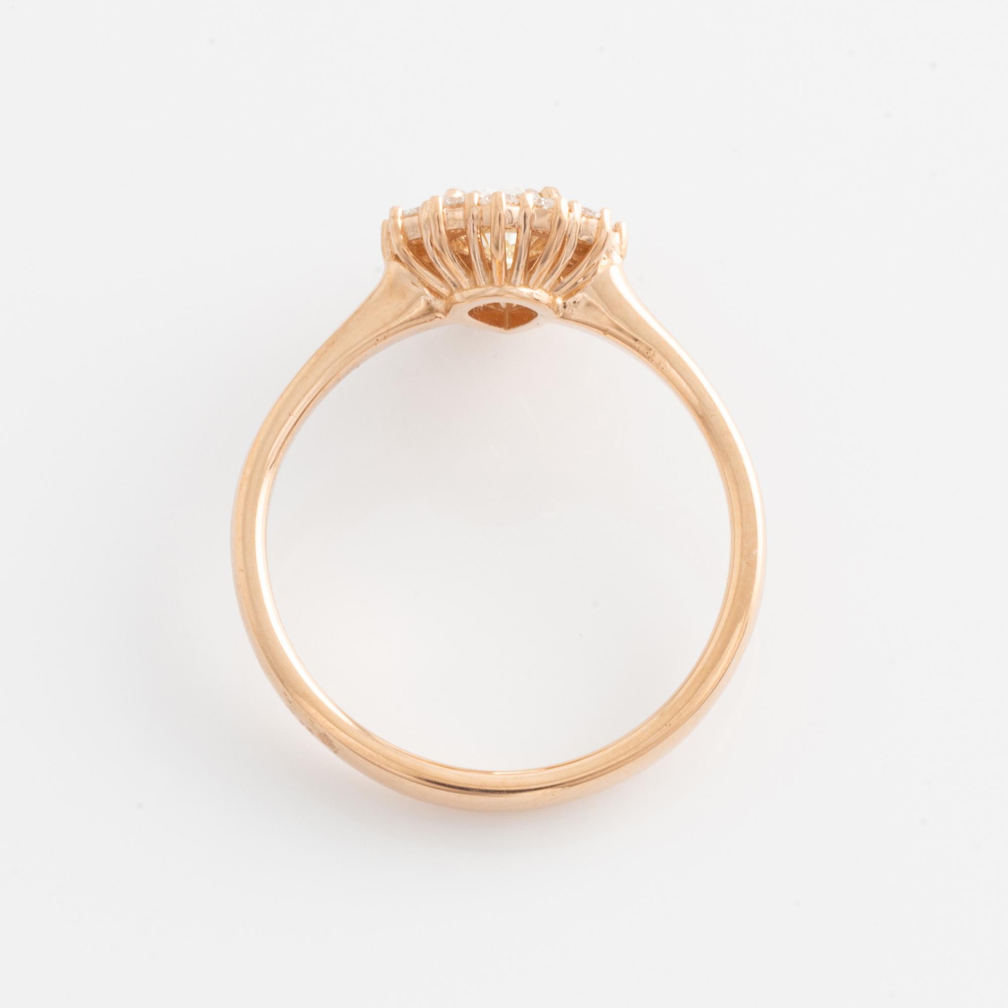 Ring with pear-shaped diamond 0.70 ct. accompanied by GIA dossier.