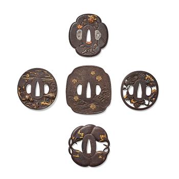 1367. Tsubas, fem stycken, brons. Japan, 1800-tal. Två signerade.