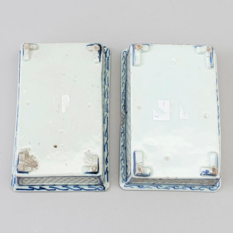 Two blue and white porcelain pots, Qing dynasty, 19th century.