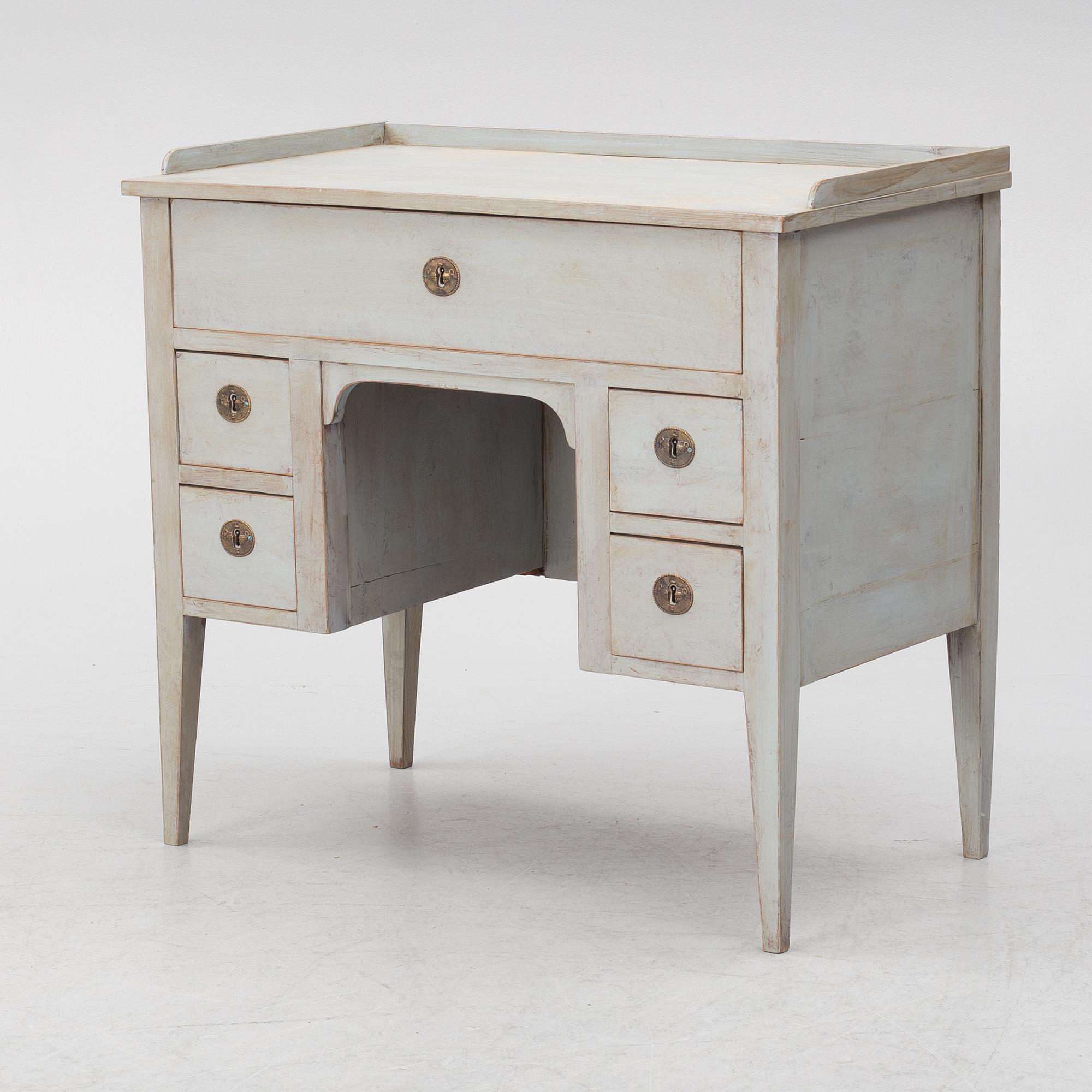A dressing table, first half of the 19th century.