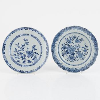 A group of six (4+2) Chinese blue and white export porcelain plates, Qing dynasty, Qianlong (1736-95).