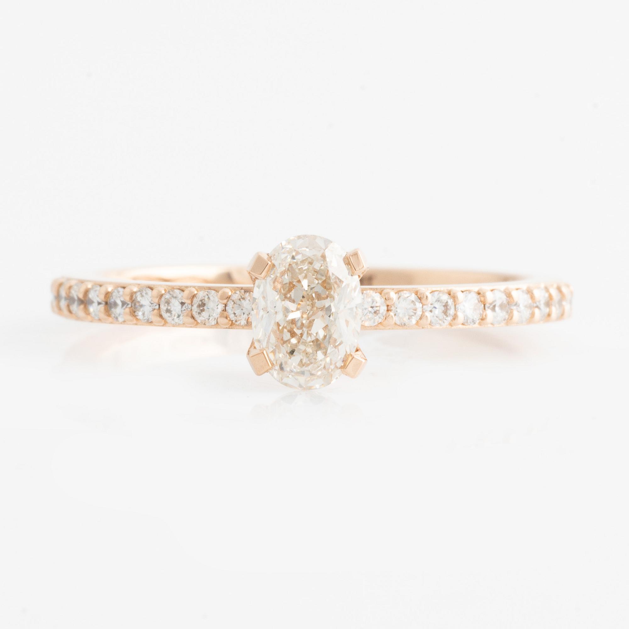 Ring 14K guld med en oval briljantslipad diamant.