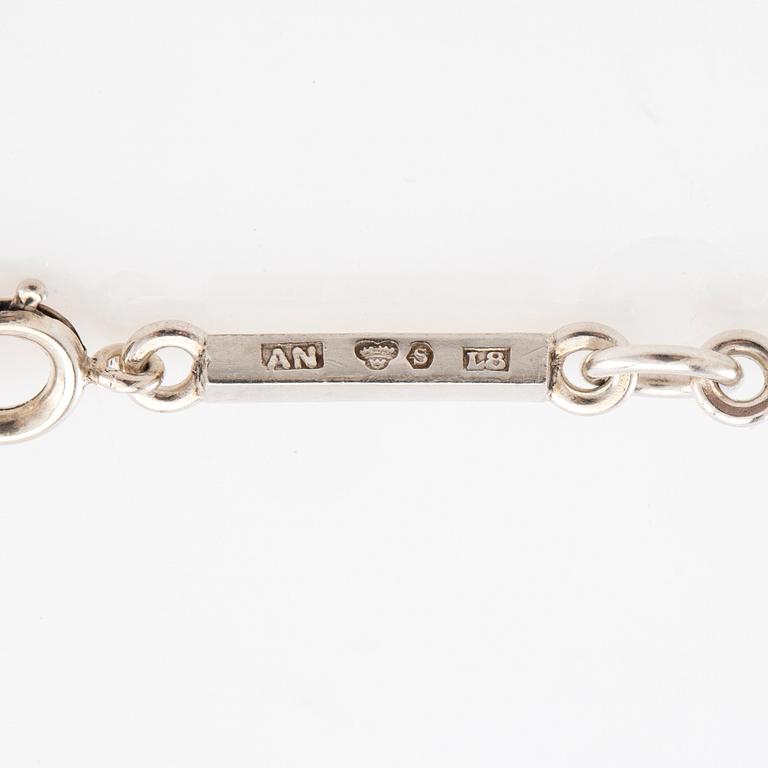 Wiwen Nilsson, Collier av silver och fasetterade bergkristaller i form av ett kors, Lund 1937.