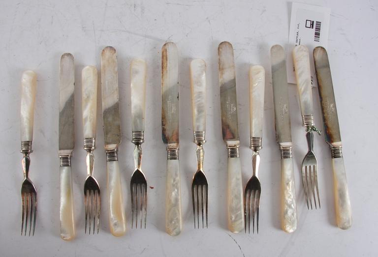 KNIVAR OCH GAFFLAR, 6+6, nysilver och pärlemor.